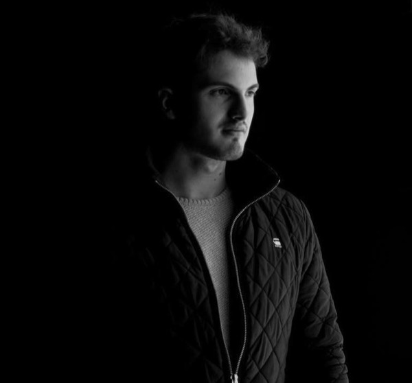 Porträt von August Ellison auf schwarzem Hintergrund